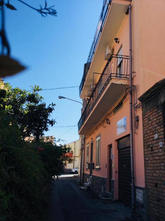 Street entrance of b & b Jasmine in Santa Teresa di Riva